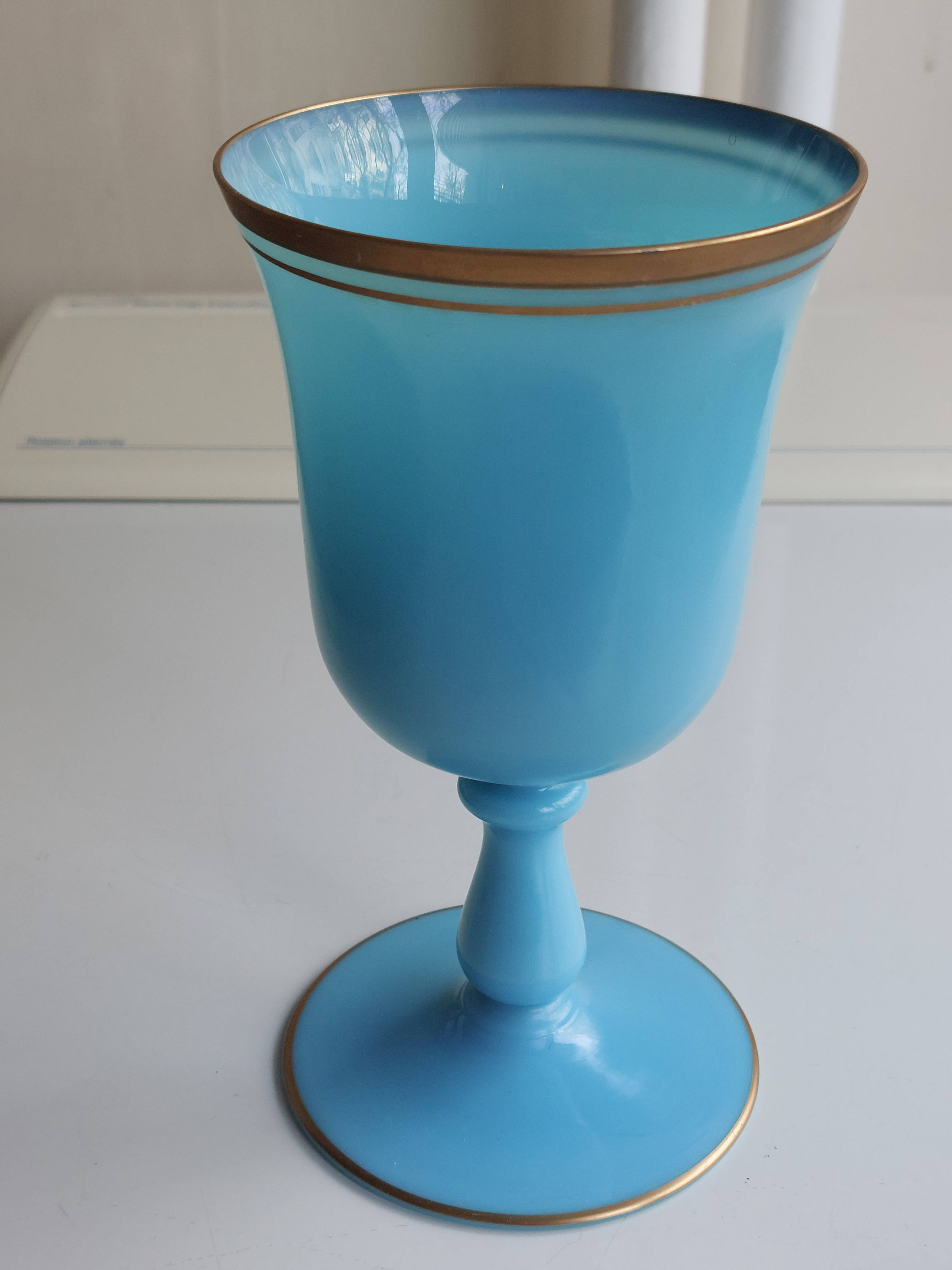 Verre/calice en opaline bleu turquoise, début XXème