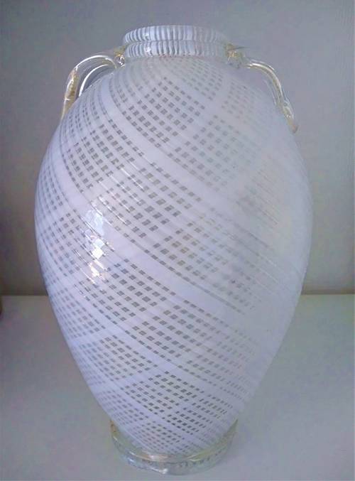 Vase en verre filigrané blanc et or XXème