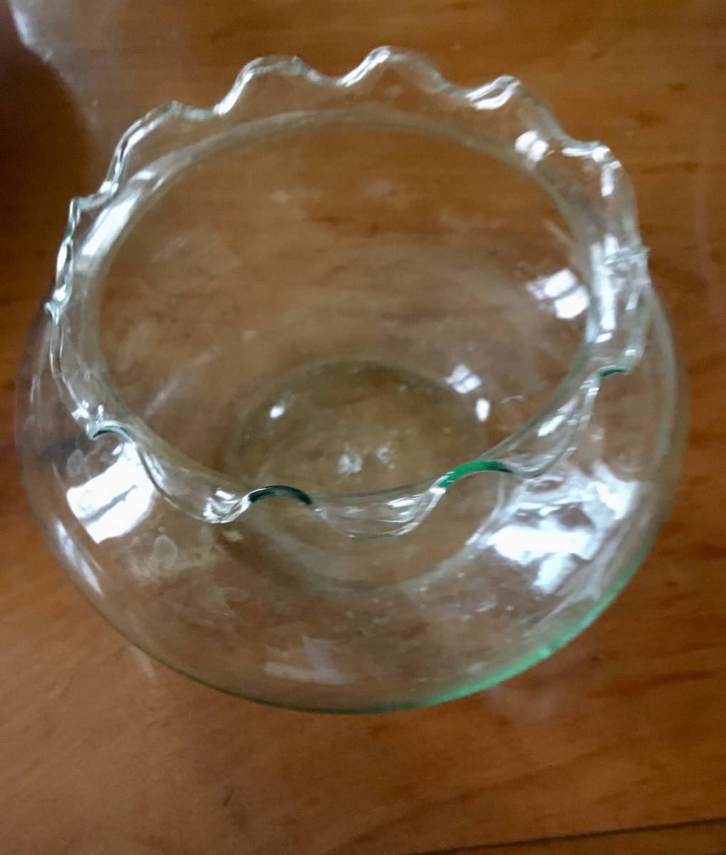 Vends récipient ou vase en verre translucide