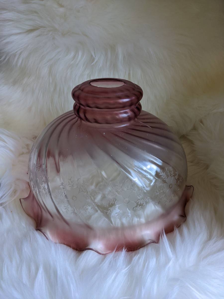 Suspension en verre vieux rose tulipe motifs fleurs