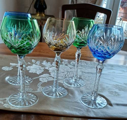 5 verres à pied de couleur- cristal de Paris