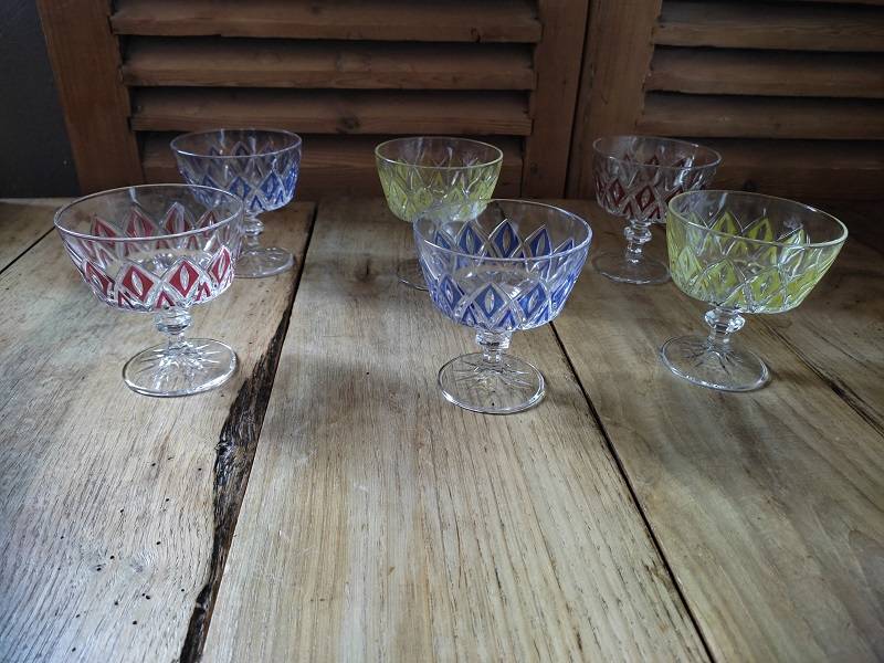 Lot De 4 Verres à Champagne Anciens Colorés Avec Dorure - Vintage