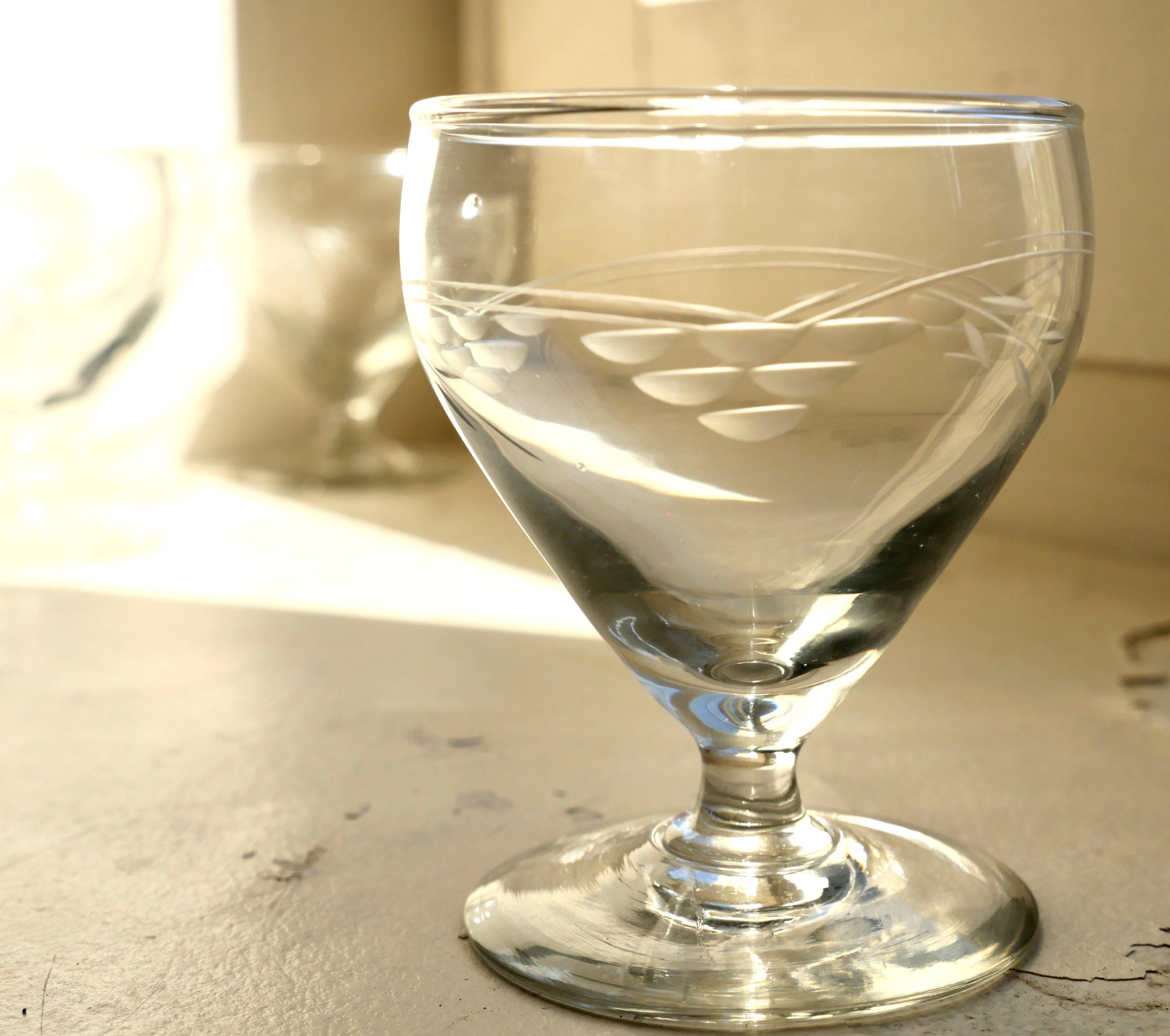 5 verres à liqueur gravés anciens