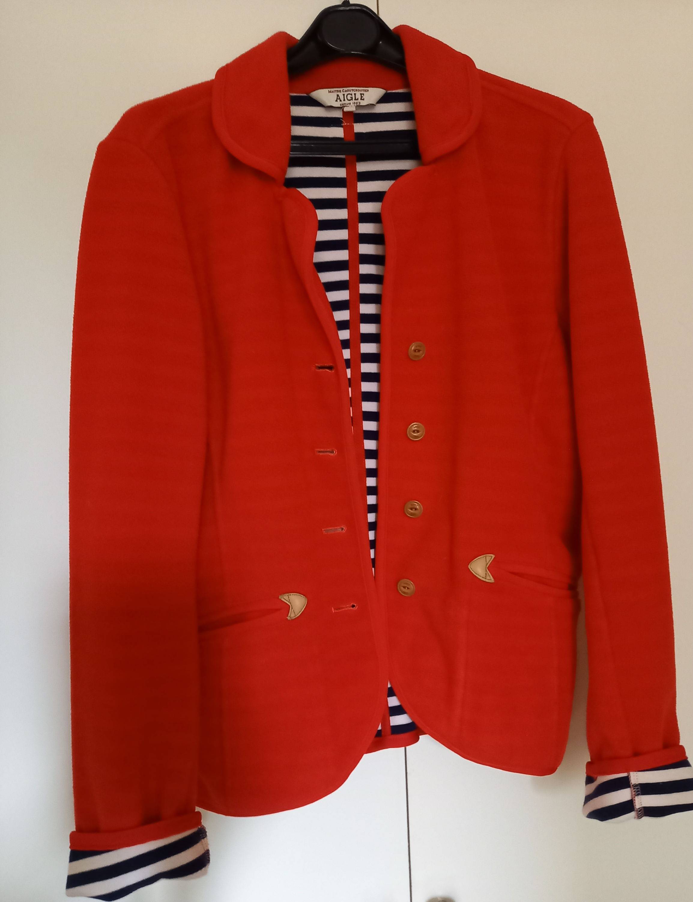 Vends veste Aigle rouge doublée rayures marine et blanc - Taille M