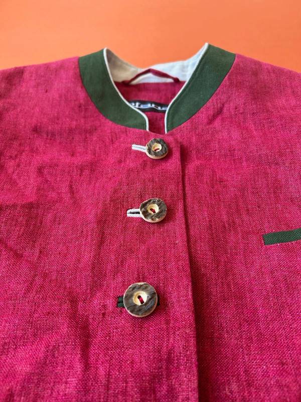 Vends veste autrichienne rouge framboise en lin - Pointure 38