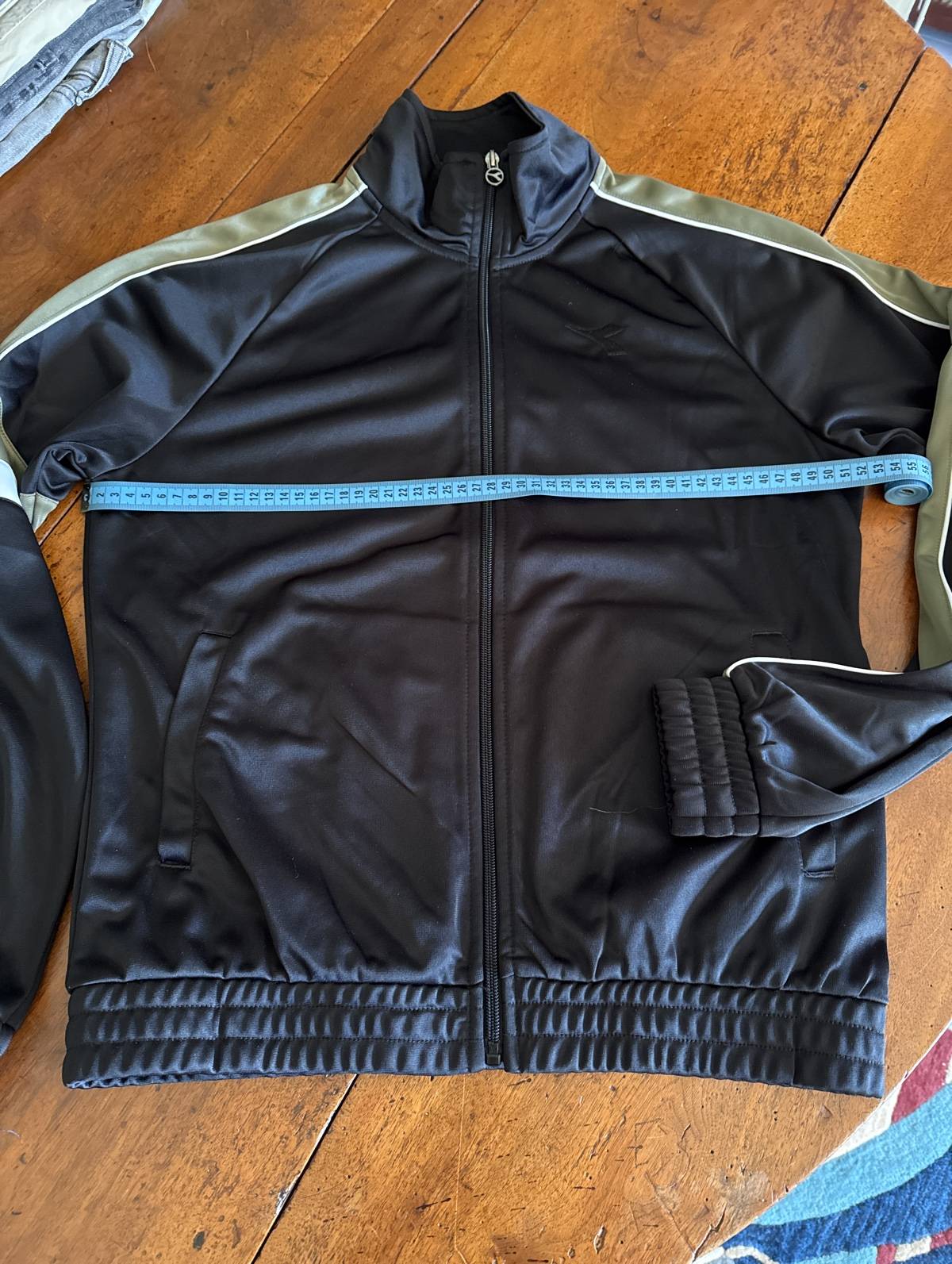 Vends veste jogging noire et kaki - Taille S