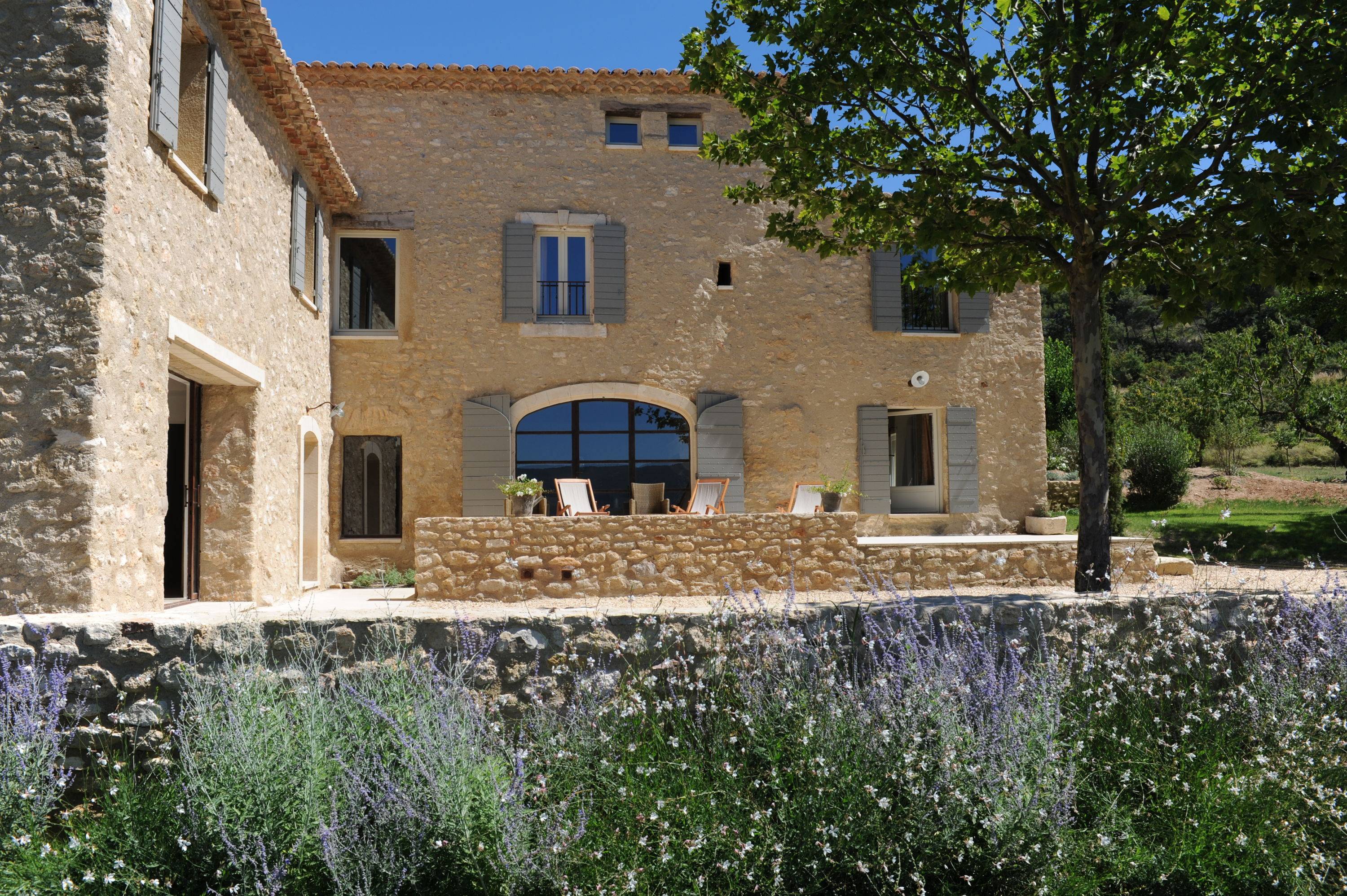 Loue maison XVIIème magnifiquement restaurée avec piscine à débordement - 22 couchages - Bonnieux (84)