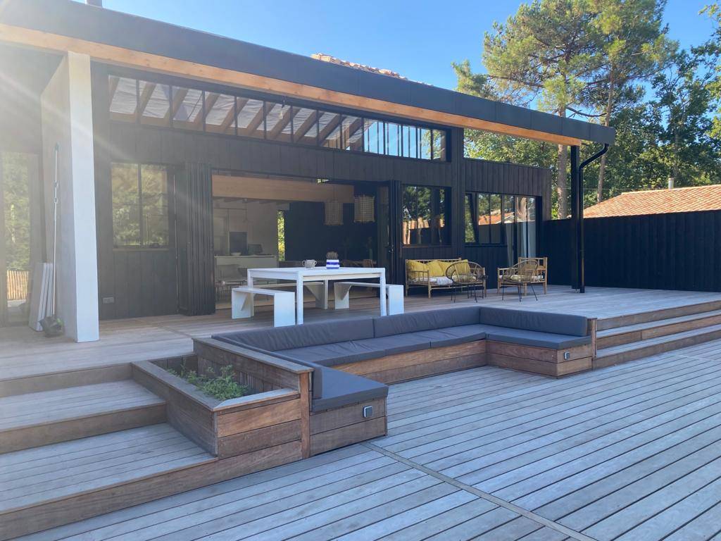 Loue Villa architecte de 2021 en bois brûlé 4 chambres, 8 couchages