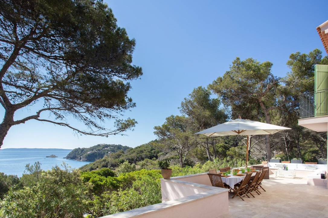 Loue villa Cap Benat au bord de la plage privée - 8 chambres, 16 couchages - Bormes-les-Mimosas (83)