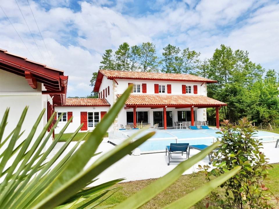 Loue Villa 5* à Sare (64) - 7 chambres, 5 sdb, 14/16 couchages - Climatisation - RdC accès PMR