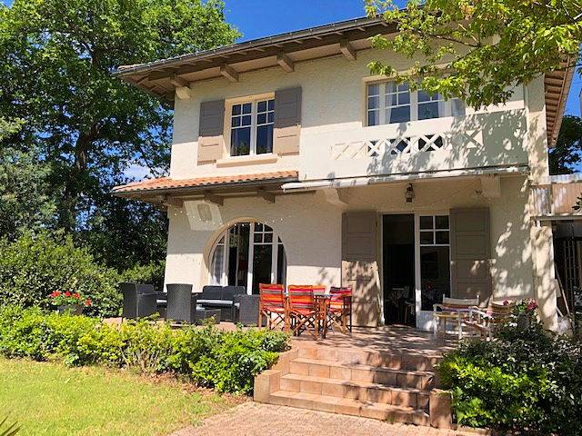 Loue villa de charme à 150m de la plage - 9 couchages, 4 chambres, grand jardin calme