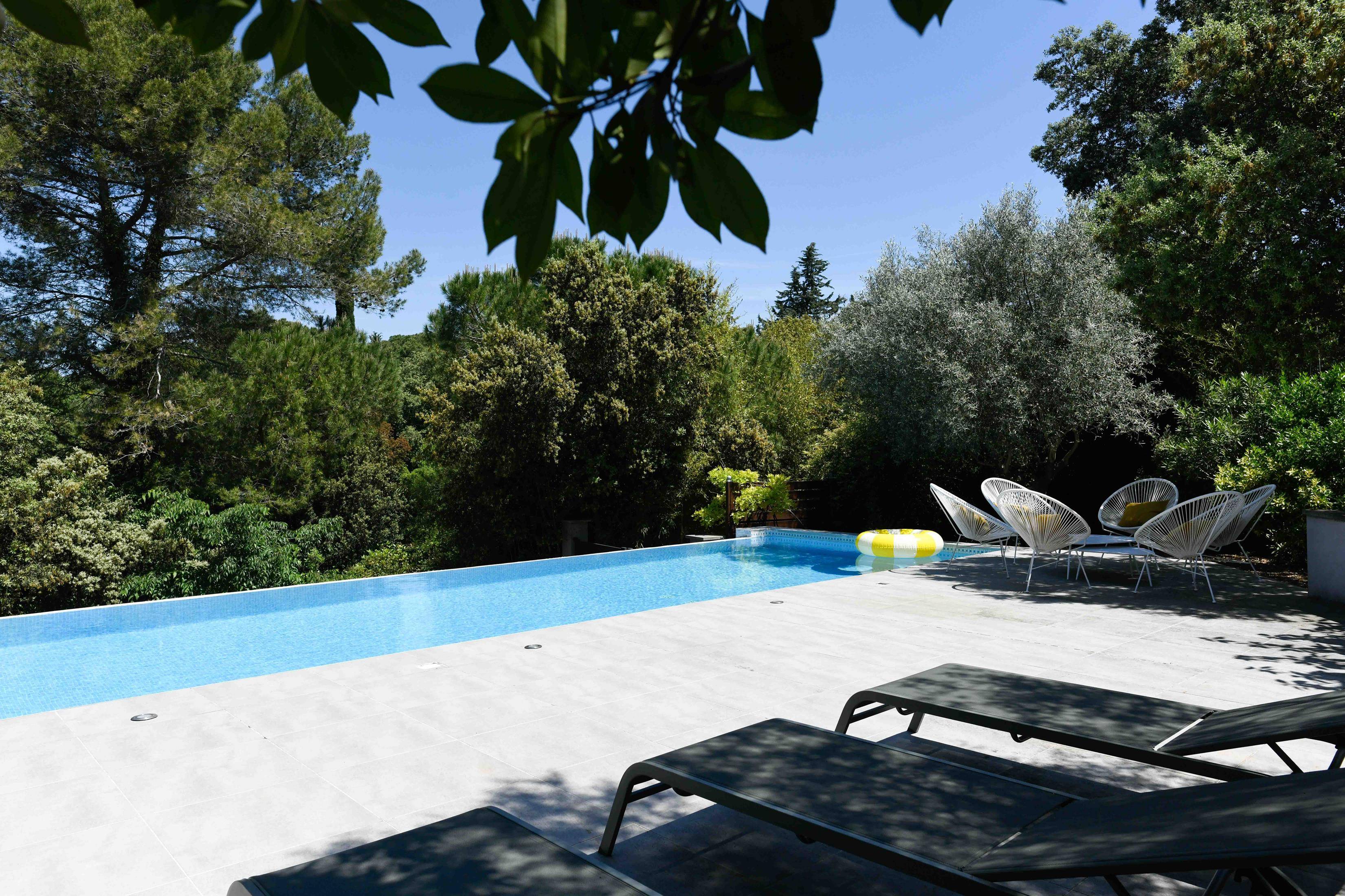 Loue villa contemporaine avec déco nomade chic et piscine chauffée - 6 couchages - Aubais (30)