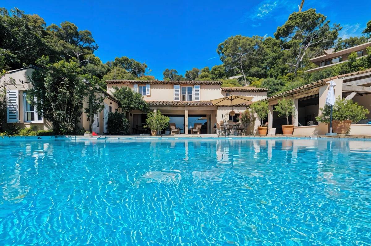 Loue villa à Cap Benat - 10 couchages, 5 chambres, 5 salles de bain, piscine chauffable