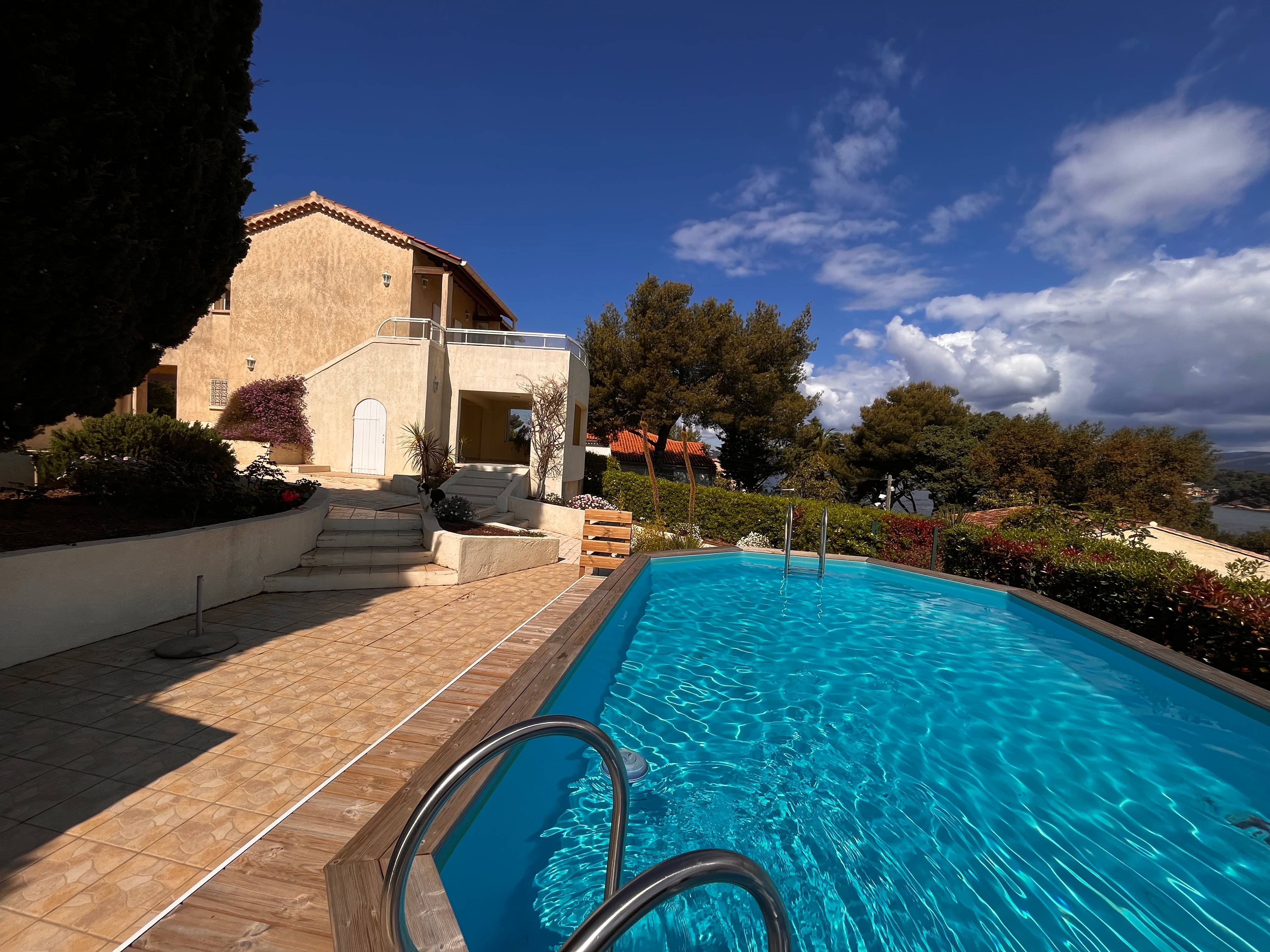 Loue Villa Le Pas de la Tour, parc 2000m², mer à 20m, piscine, tout à pied, 6 couchages, Le Pradet (83)