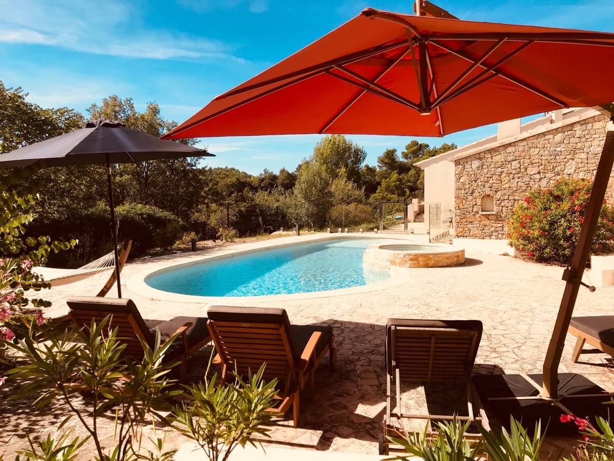 Loue villa avec vue imprenable dans le var - 5 chambres, 12 couchages, Ollières (83)