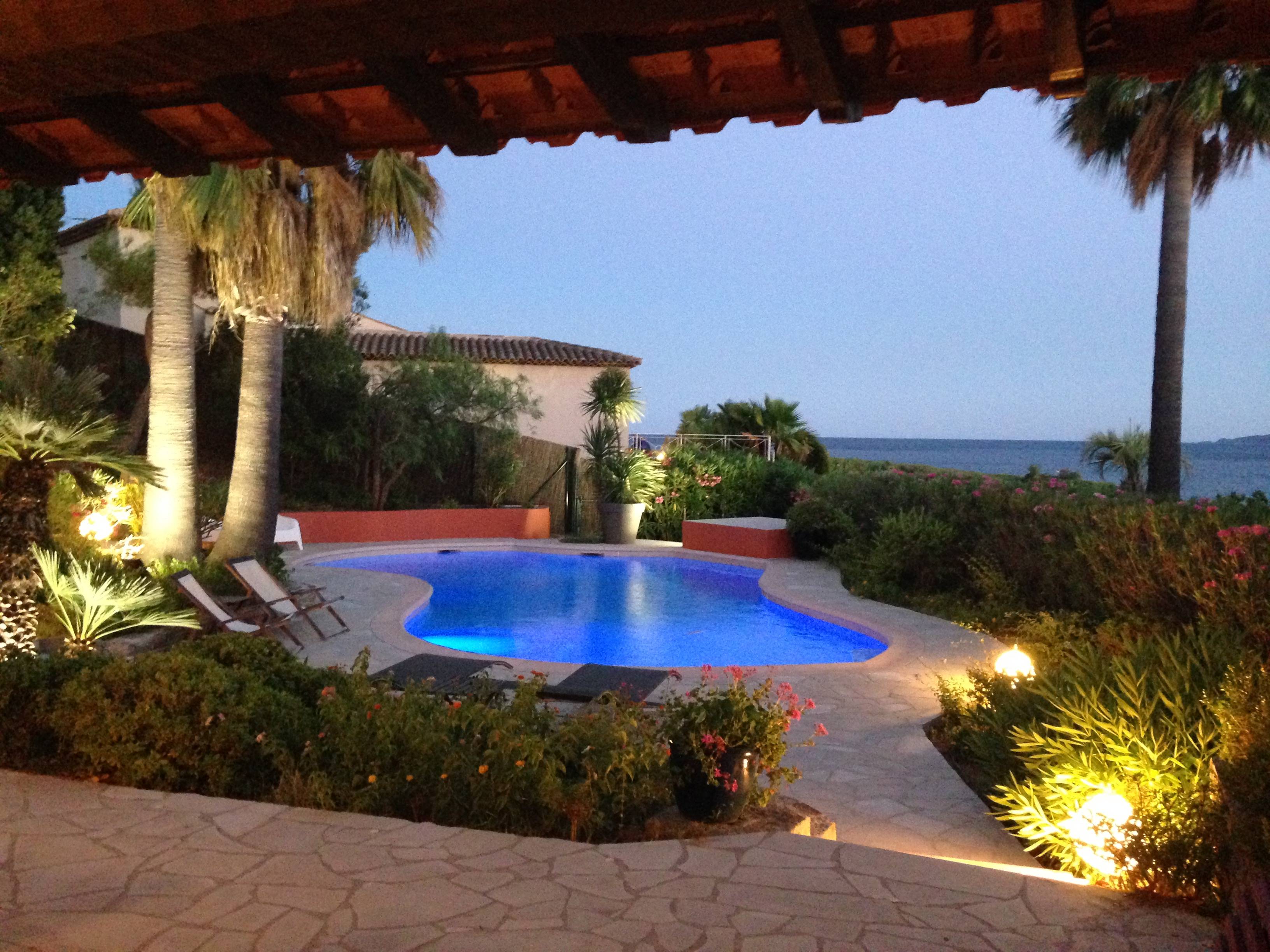 Loue villa dans domaine privé face à la mer, 50m de la plage - 3 chambres, 6 couchages - Piscine - Jardin 1700m²