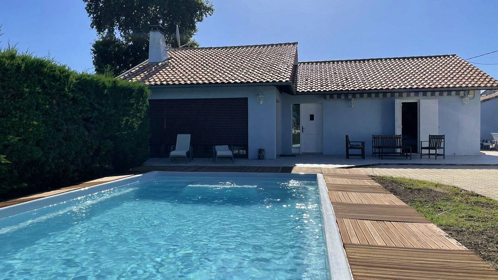 Loue Villa moderne + guest housse avec piscine chaufee sur le bassin d