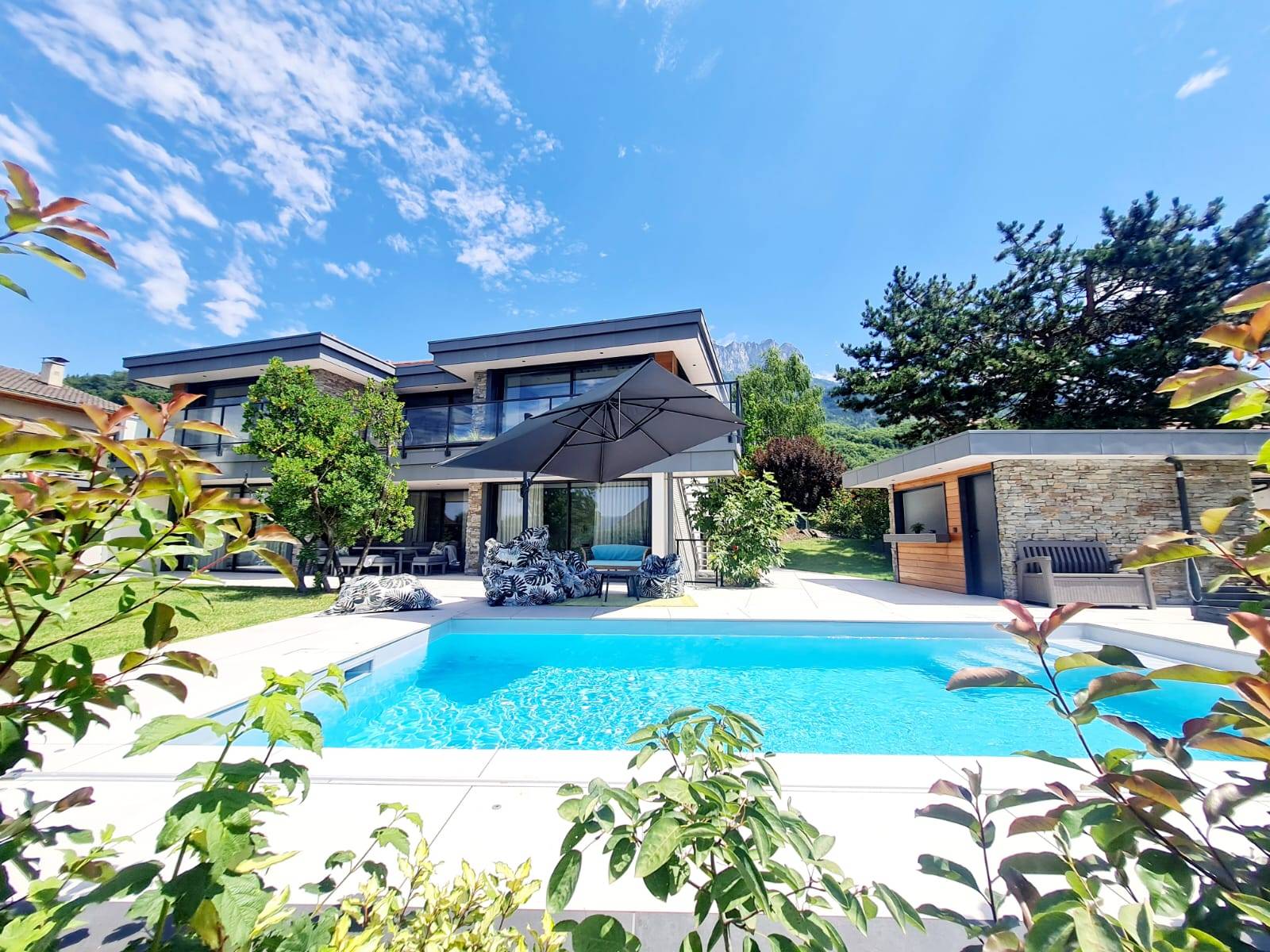 Loue villa neuve avec petite vue lac à 8mn à pied du centre - 4 chambres, 8 couchages - Menthon-Saint-Bernard