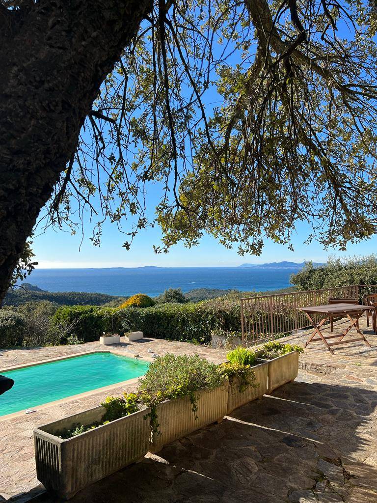 Loue villa avec piscine et vues mer exceptionnelles - 10 couchages - Gaou-Bénat, Bormes-les-Mimosas (83)