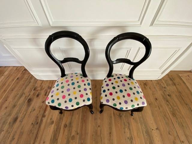 Vends 2 chaises de style Louis-Philippe - Tapisserie traditionnelle - Tissu à pois, galon Houles