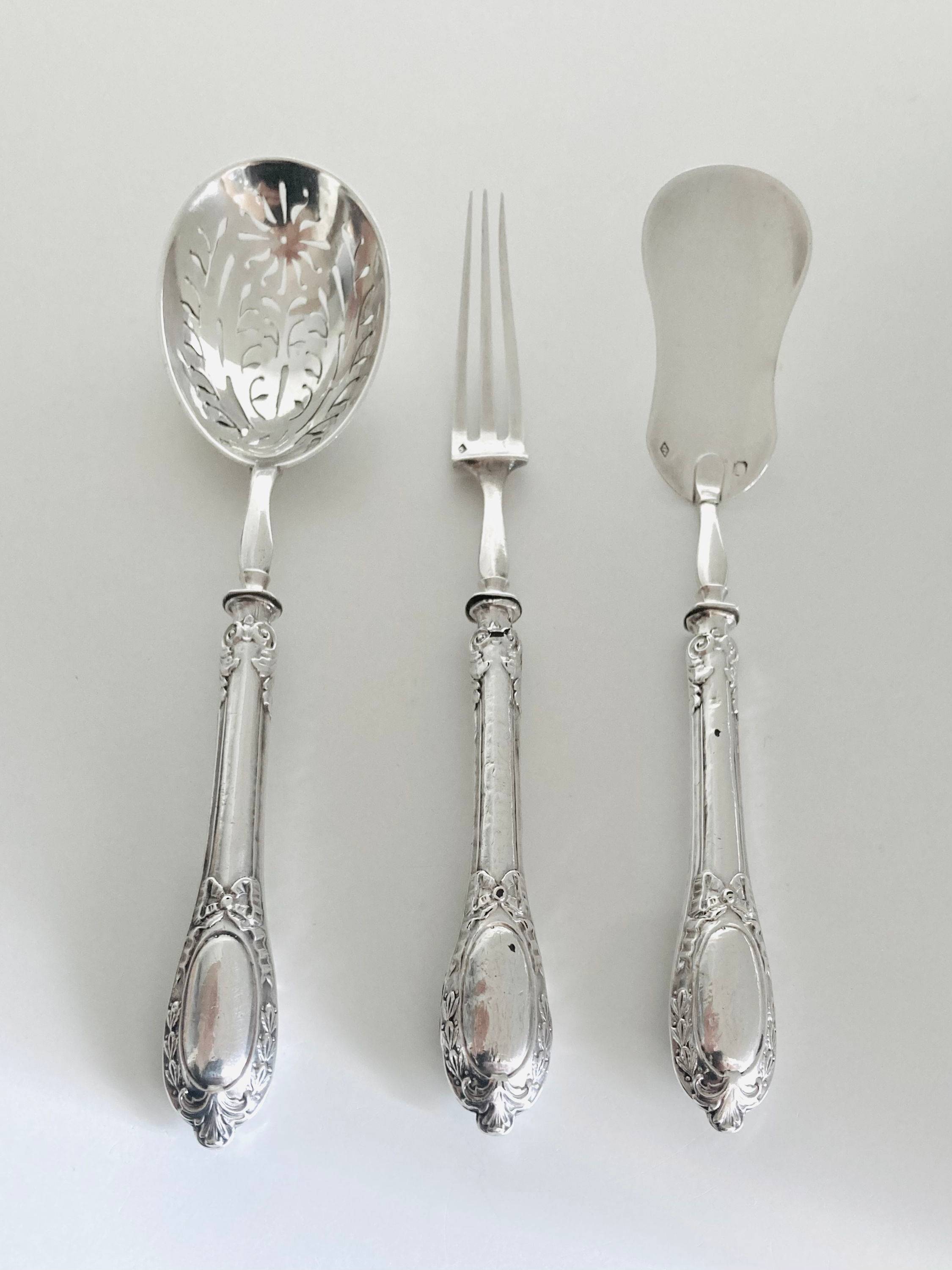Vends ancienne cuillère + fourchette + pelle entremets mignardises en argent massif orfèvre Berthier