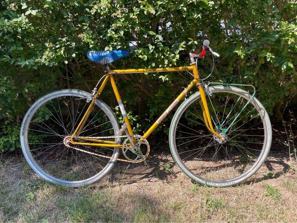 Vélo VTC doré vintage type fixie à vendre – prêt à rouler