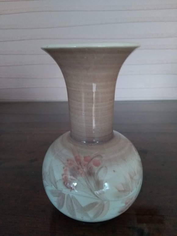 Vase vintage Jersey Pottery signé, décor fleuri rose et gris