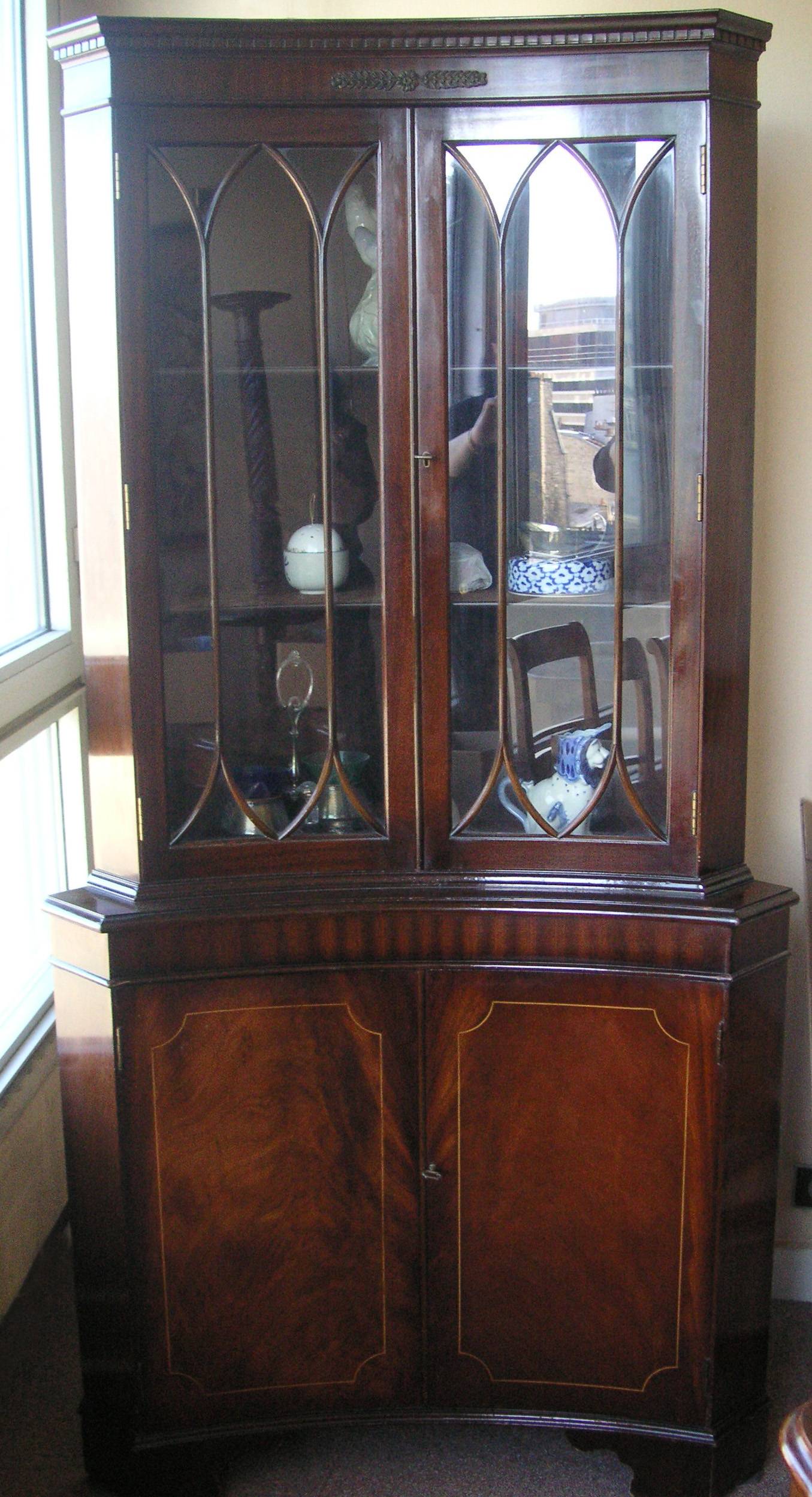 Vitrine d’angle ou encoignure acajou
