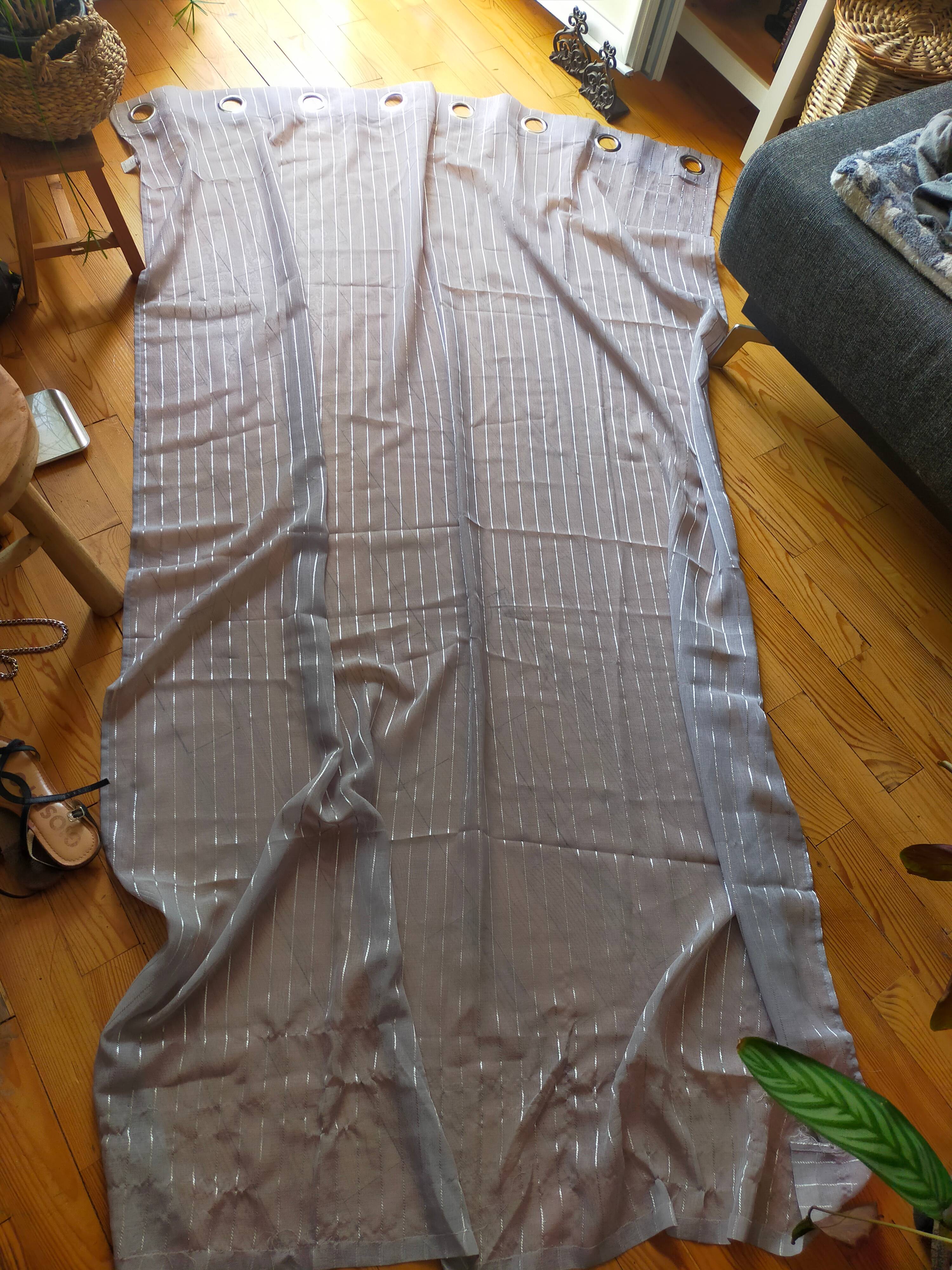 Voilage gris à rayures argentées à œillets 140 x 220 cm