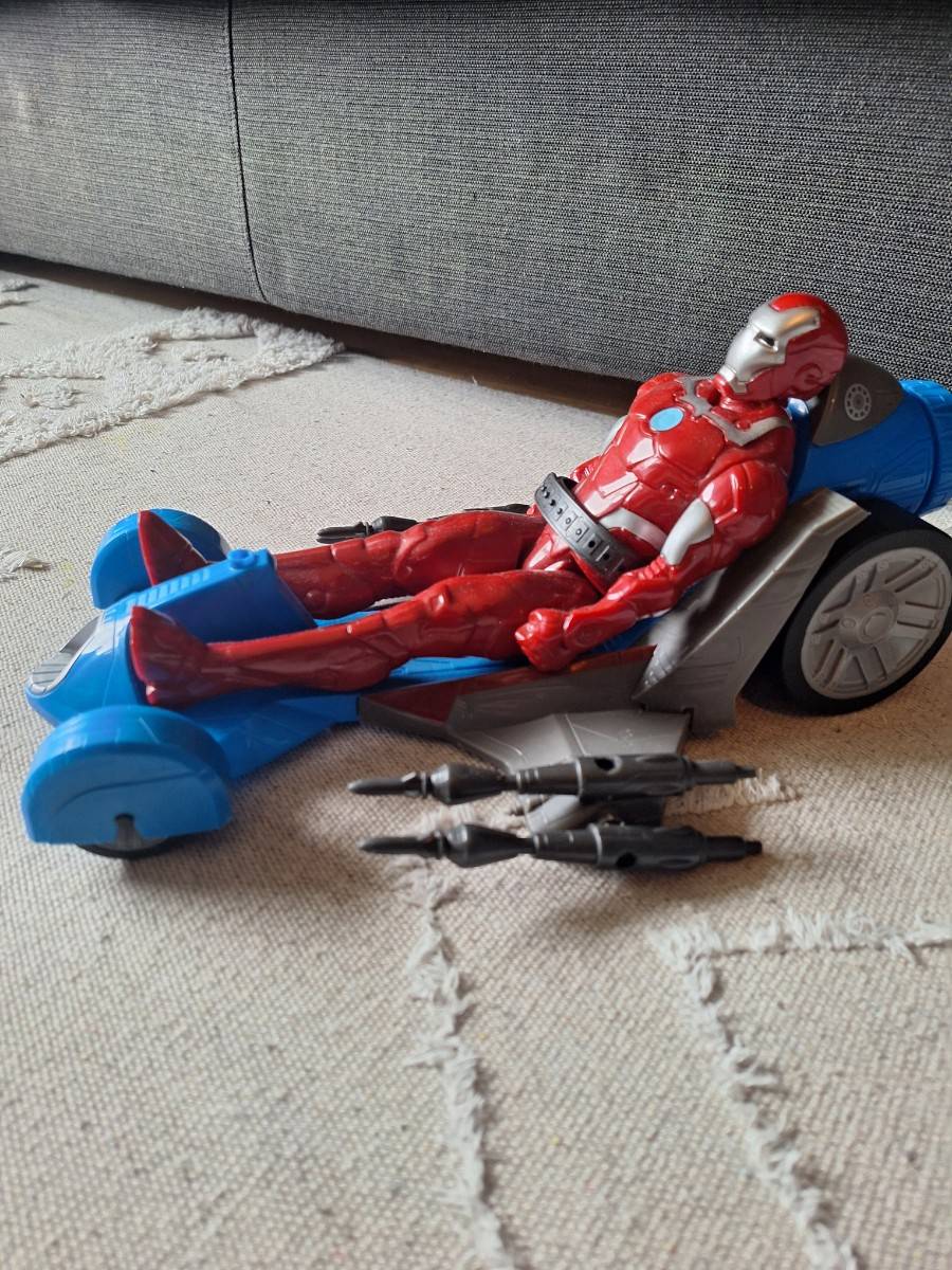 Voiture Avengers Marvel figurine Iron Man