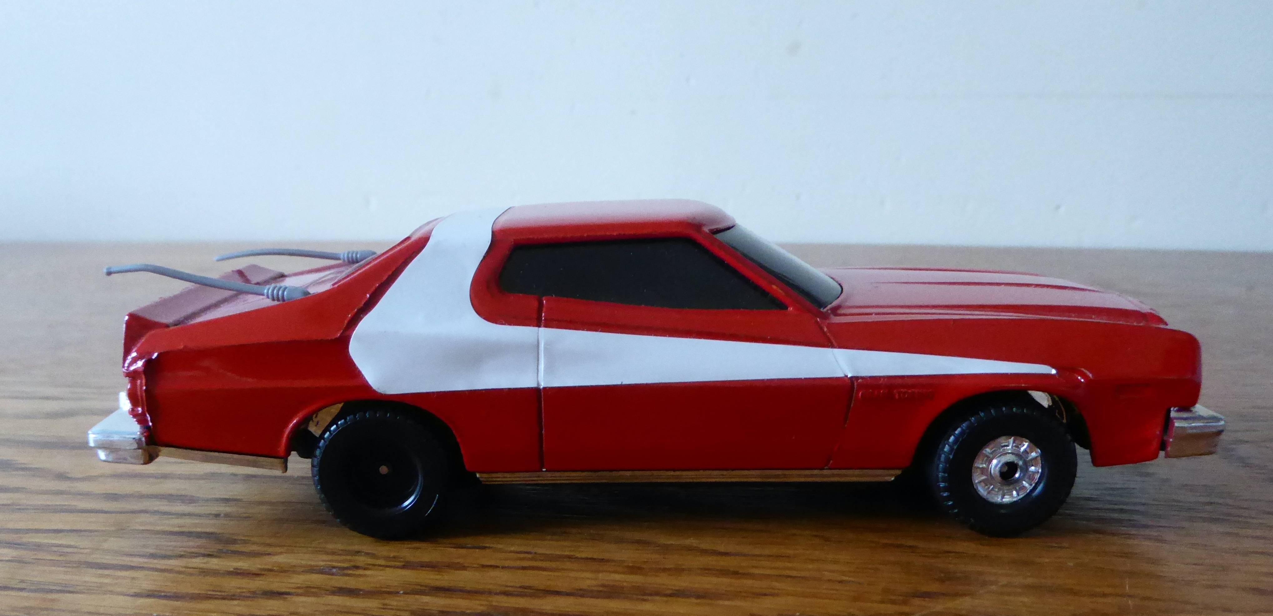 Voiture de collection Ford Gran Torino rouge et blanche Starsky et Hutch excellent état