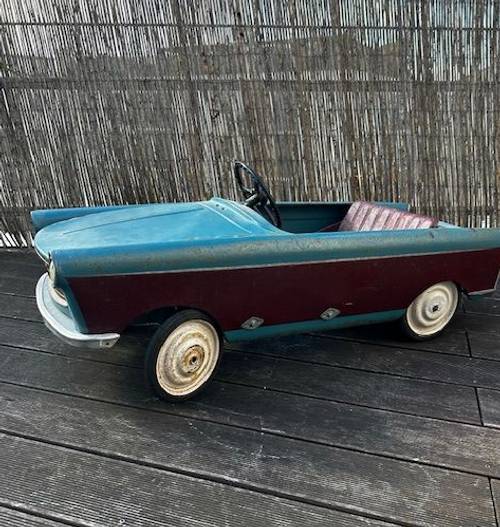 Voiture à pédales 404 Peugeot des années 60/70