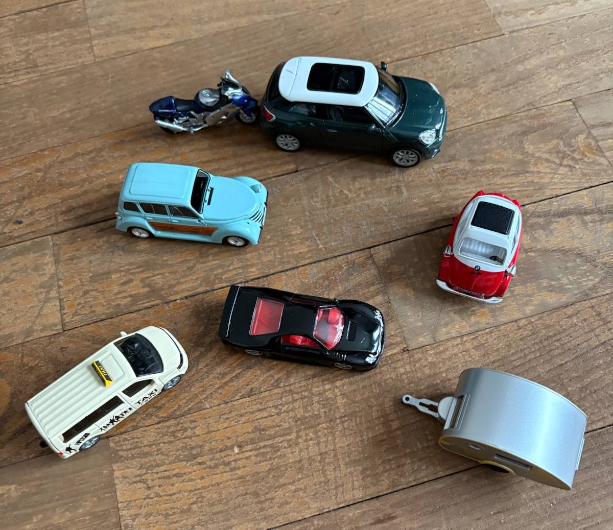 Lot de 6 voitures et une caravane neuves